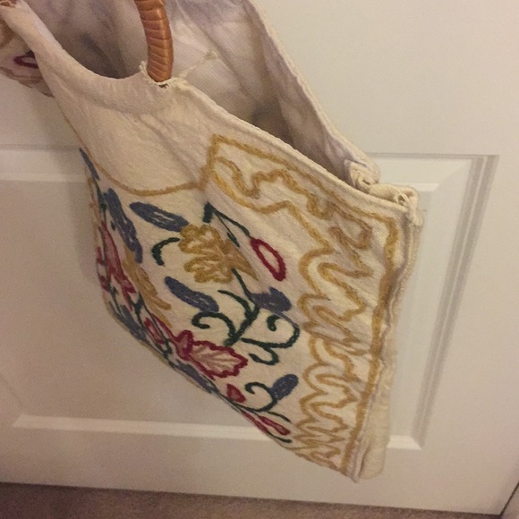Pretty Floral embroidered bag from India - Picture 4 of 4